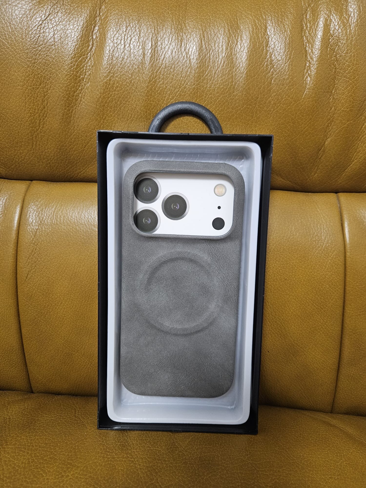 Husa Premium pentru iPhone 17 Pro, Piele ecologica (PU) Vintage Lambskin, Functie MagSafe, Mata High-Quality, Anti-Soc, Ultra Slim, Protectie Spate, Gri