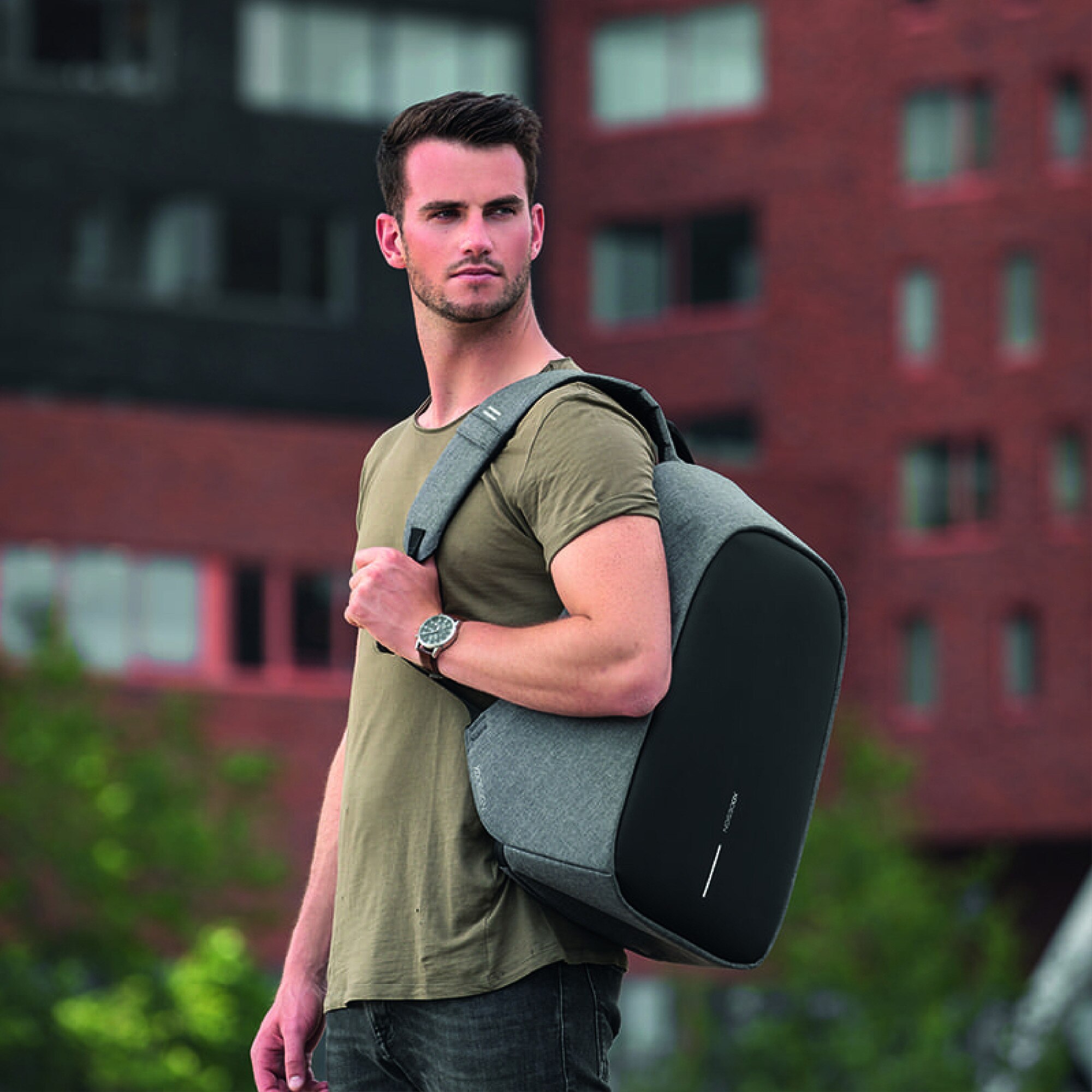 Rucsac Bobby Hero large, XD, antifurt, compartimente laptop 17" si tableta 12.9", materiale sustenabile, protectie impotriva taierii, rezistent la apa, 20l, gri, bandana Empath inclusa