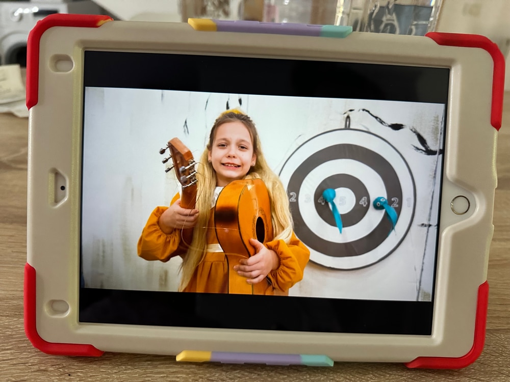 Pachet 360 pentru iPad 9.7" (iPad Air 2, iPad 5/6, iPad Pro 9.7) – Husa Sigloo cu folie inclusa, curea de umar si suport rotativ, Gri inchis