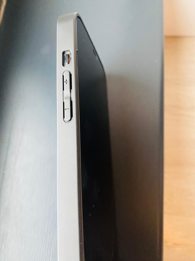 Husa de Protectie Pentru iPhone 12 ProMax MagSafe, Culoare Silver, lucios cu efect 3D tip Pana, design elegant si protectie completa inclusiv Lentile impotriva socurilor si zgarieturilor