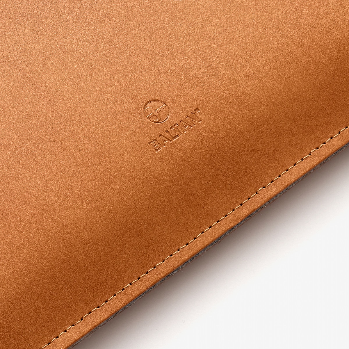 Husa pentru MacBook 14 PRO M3 Baltan Sleeve 14 inch din piele naturala premium rezistenta la apa, maro
