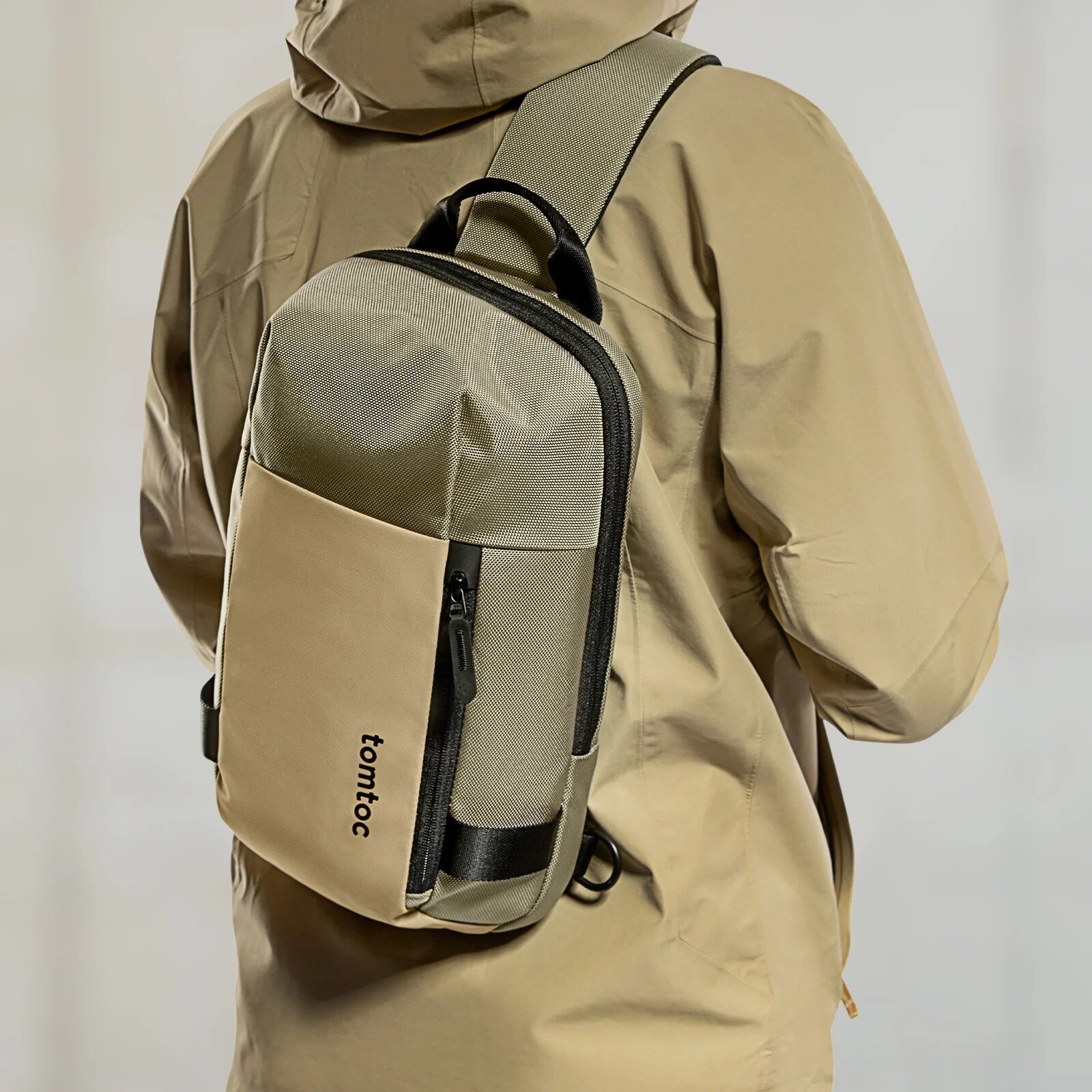 Rucsac geanta de umar Tomtoc Navigator-T24 Sling Bag M, Spatiu pentru laptop si accesorii, Khaki