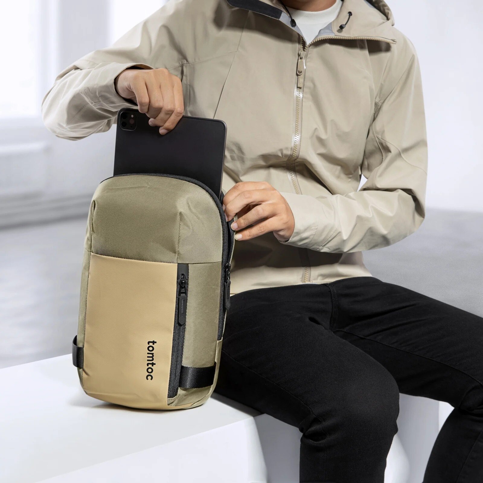Rucsac geanta de umar Tomtoc Navigator-T24 Sling Bag M, Spatiu pentru laptop si accesorii, Khaki