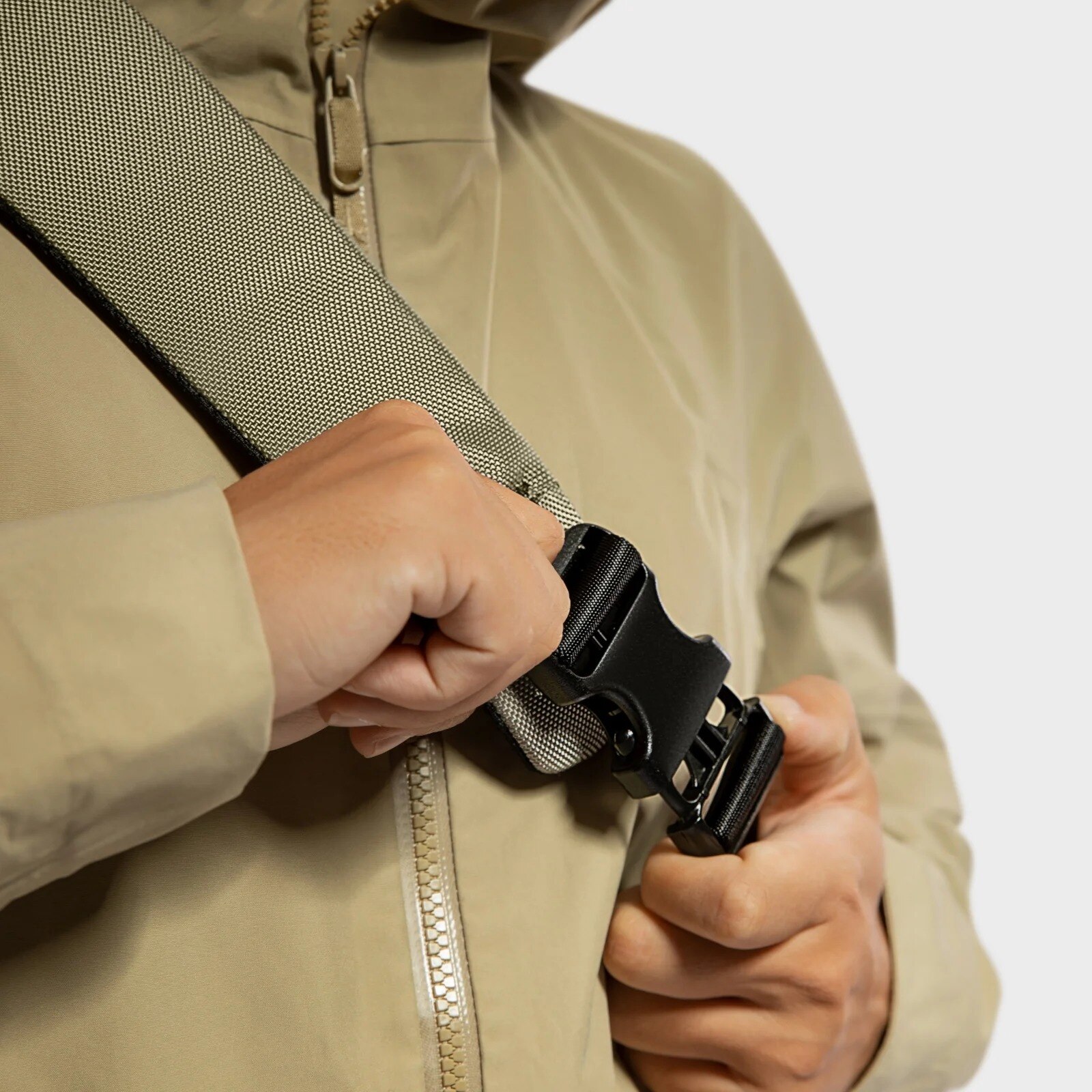 Rucsac geanta de umar Tomtoc Navigator-T24 Sling Bag M, Spatiu pentru laptop si accesorii, Khaki