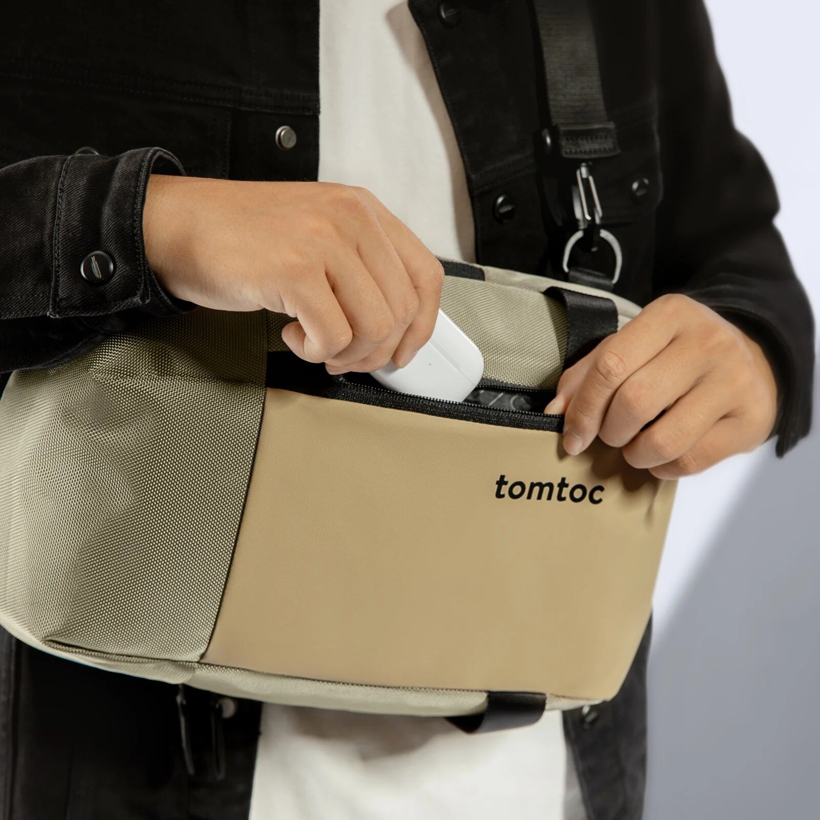 Rucsac geanta de umar Tomtoc Navigator-T24 Sling Bag M, Spatiu pentru laptop si accesorii, Khaki