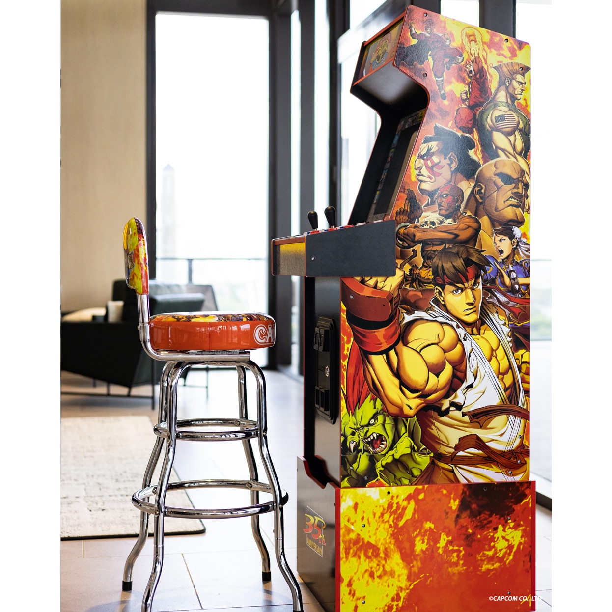 Consola verticala retro 14 jocuri ARCADE1UP, Capcom Legacy Yoga Flame Edition, H 154 cm, Wi-Fi LIVE Play, 2 jucatori, iluminare Marquee, display 17 inch, difuzor extern, accesoriu inaltare consola, multicolor