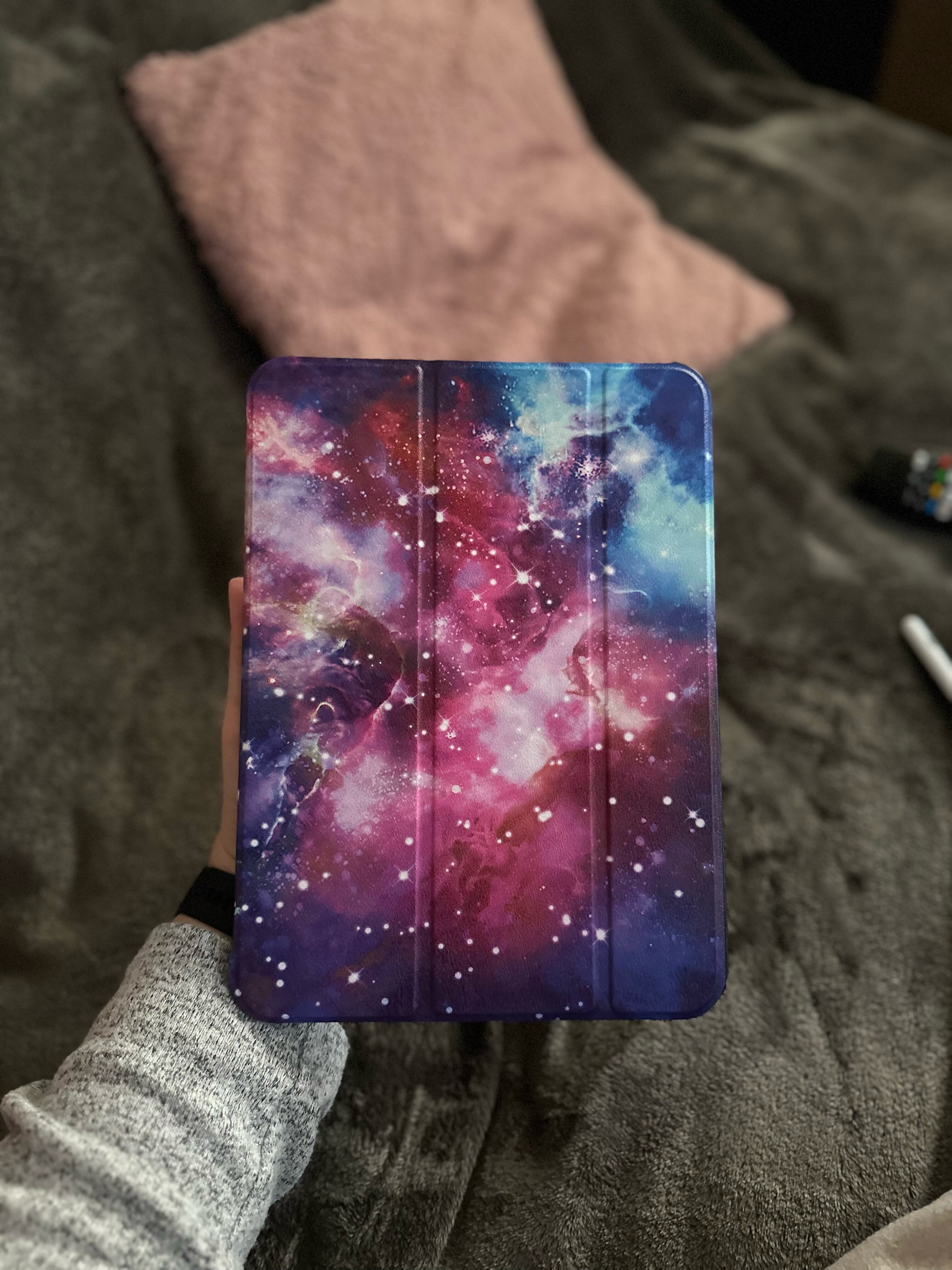 Husa de protectie premium Natty Pell, Compatibila Apple iPad 10 (2022), 10.9", Graffiti