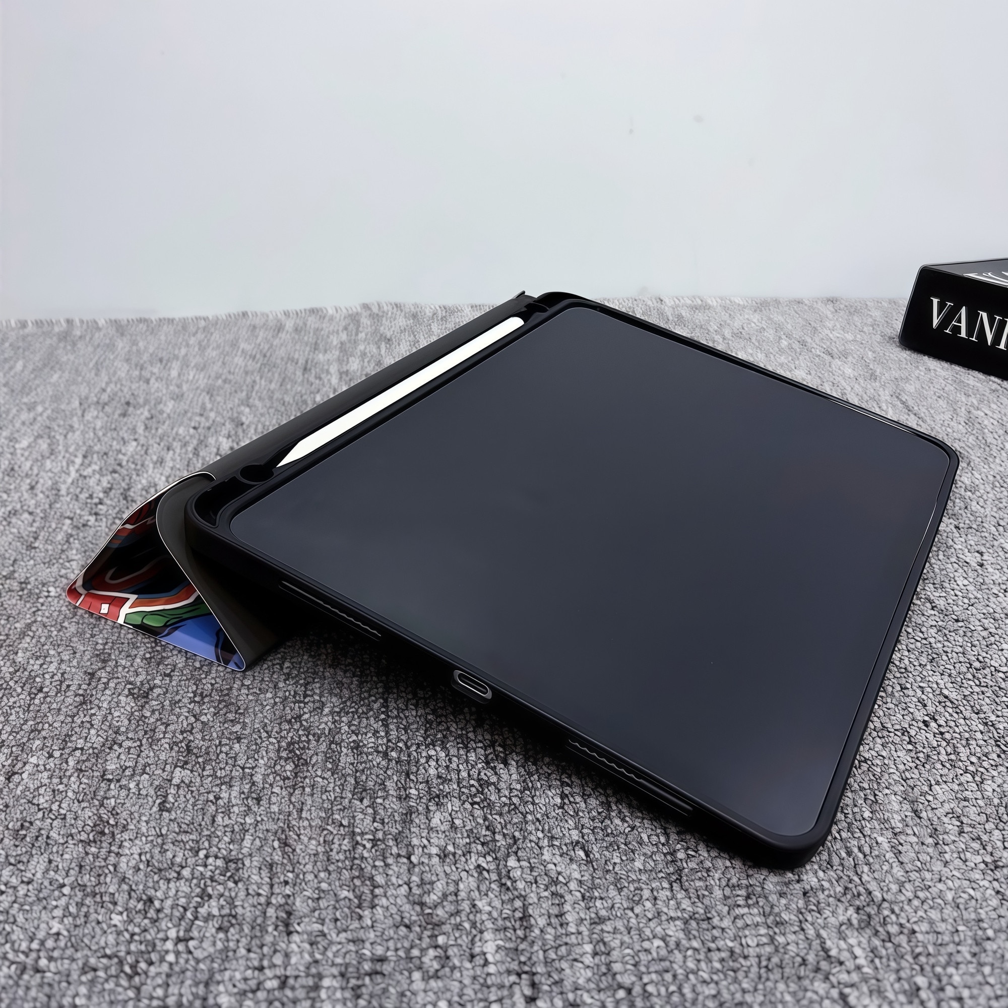 Husa Smart Cover pentru iPad 10 10.9" (2022) / iPad 11 11" (2025), Design Star Wars Darth Vader 3D cu Figurina in Relief, Stand Pliabil, Slot pentru Pen, Protectie Anti-soc, Negru