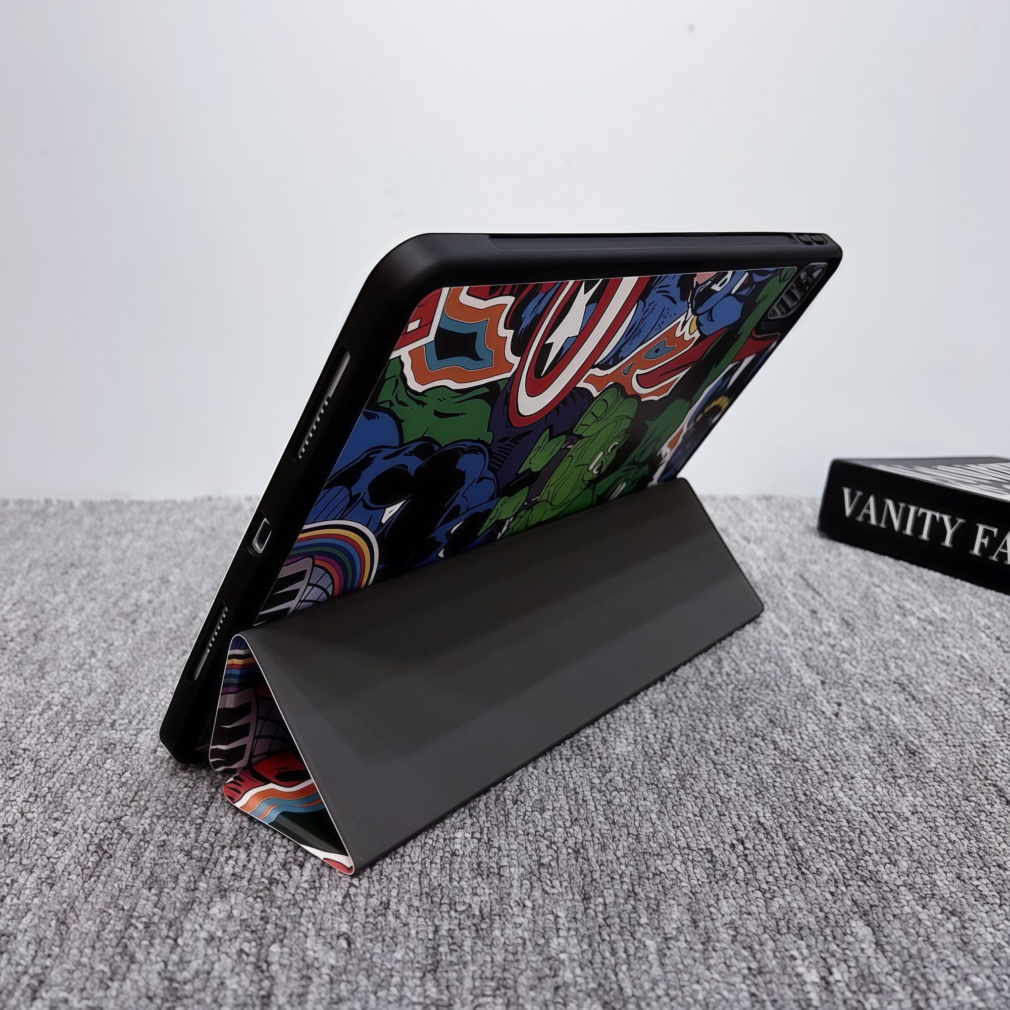 Husa Smart Cover pentru iPad 10 10.9" (2022) / iPad 11 11" (2025), Design Star Wars Darth Vader 3D cu Figurina in Relief, Stand Pliabil, Slot pentru Pen, Protectie Anti-soc, Negru