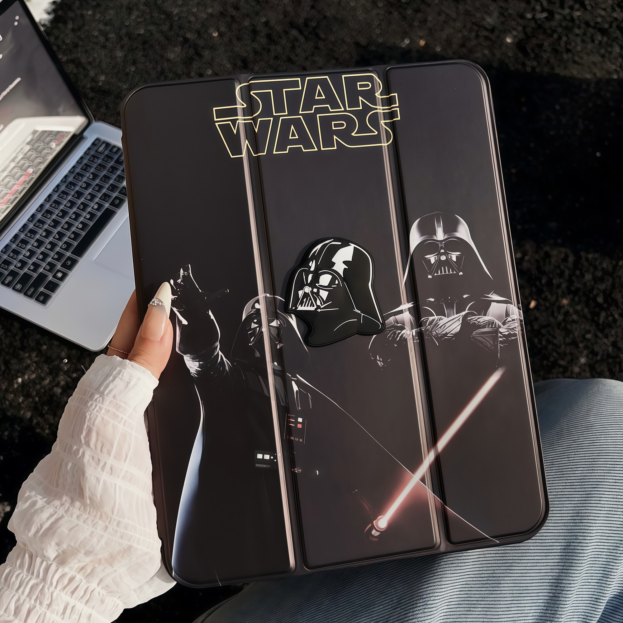 Husa Smart Cover pentru iPad 10 10.9" (2022) / iPad 11 11" (2025), Design Star Wars Darth Vader 3D cu Figurina in Relief, Stand Pliabil, Slot pentru Pen, Protectie Anti-soc, Negru