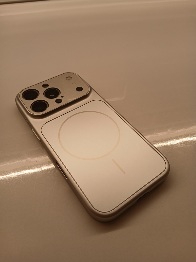 Husa Skin pentru Transformare iPhone 16 Pro in iPhone 17 Pro – Design Premium, Compatibil MagSafe, Culoare Auriu