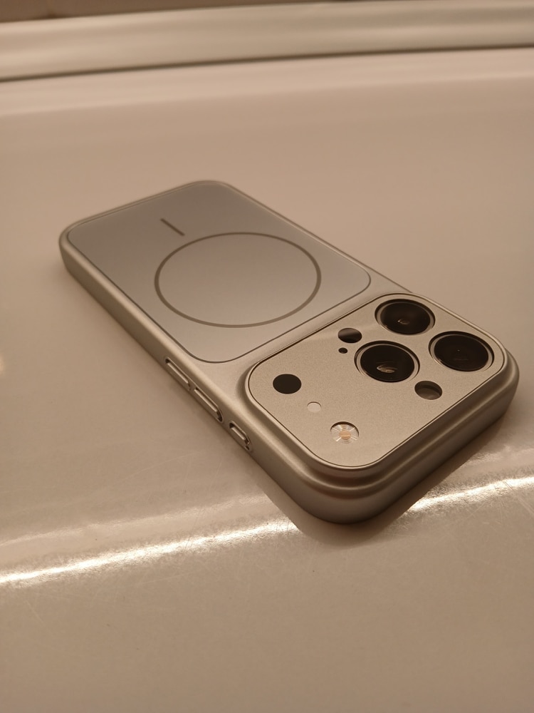 Husa Skin pentru Transformare iPhone 16 Pro in iPhone 17 Pro – Design Premium, Compatibil MagSafe, Culoare Auriu