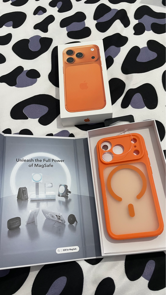 Husa ESR Classic HaloLock Compatibila Cu iPhone 17 Pro, Functie MagSafe, Protectie La Camera, Colturi Intarite, Frost Pink