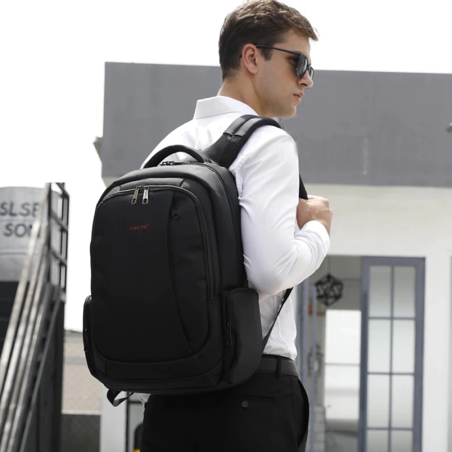 Rucsac laptop 15.6" smart casual, impermeabil, cu orificiu pentru cabluri audio si port USB, Tigernu, 33x17x49 cm, Negru