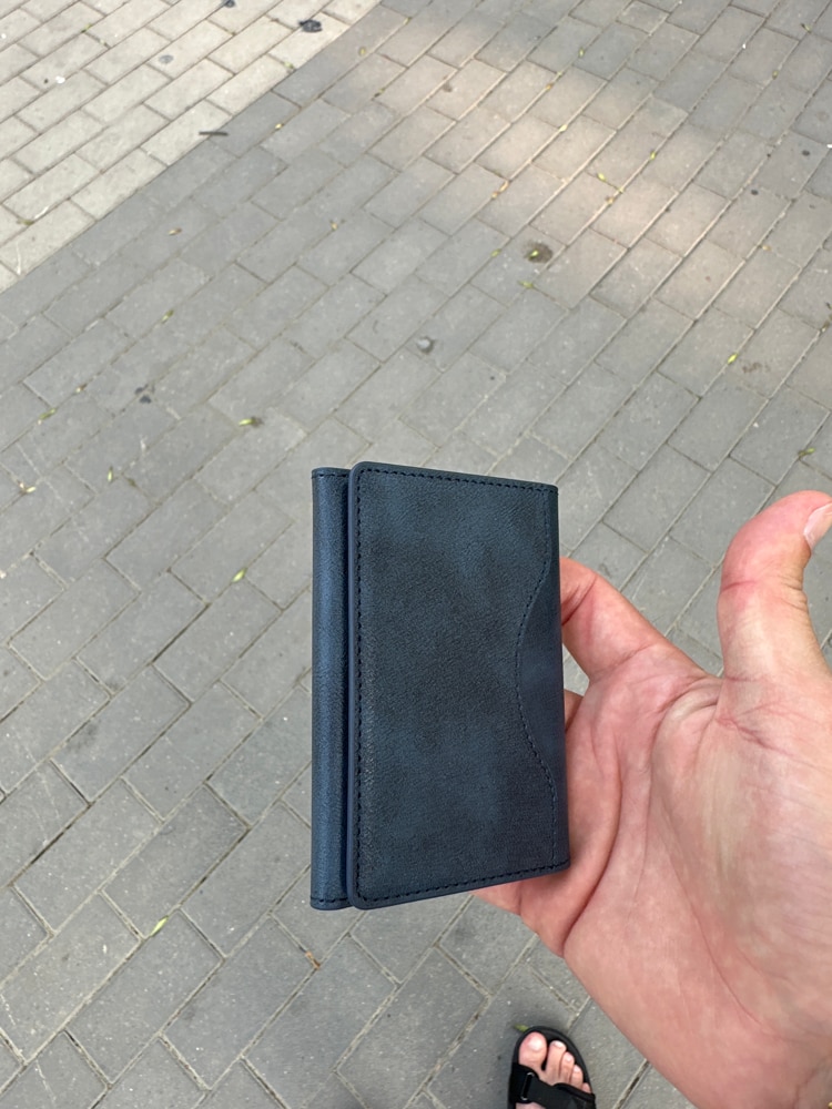 Portofel MagSafe pentru iPhone, Tri-Fold, 6 Compartimente pentru Carduri, Suport triunghi, Leather effect, Negru