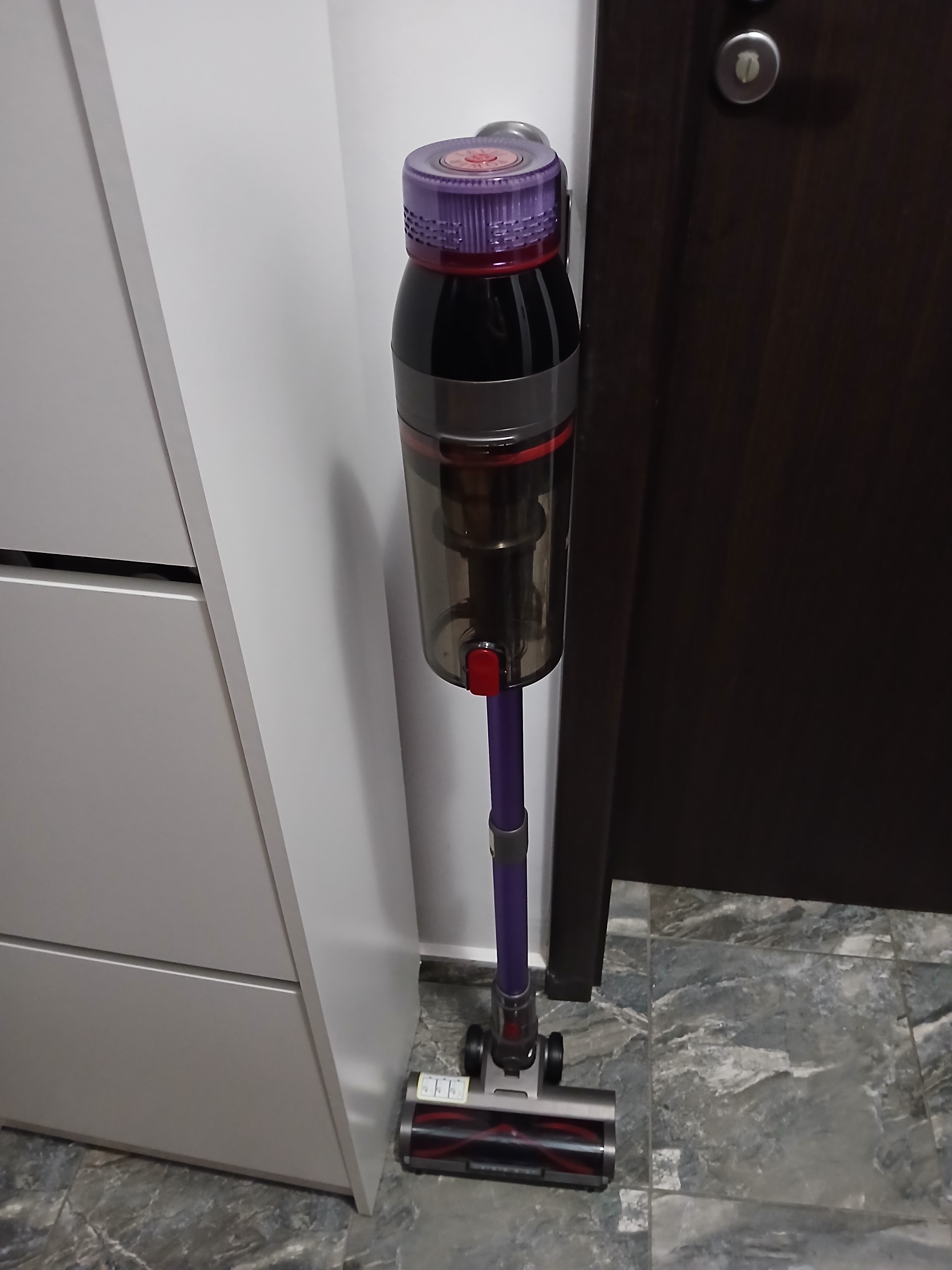 Aspirator vertical fara fir 2 In 1, Folixs®, Brushless, 600W, 50 kPa, 60 Minute Autonomie, filtrare HEPA 99.9%, ecran LED, 3 moduri, perie cu iluminare LED, Recipient praf 1.8L, Aspirator Vertical Sau de Mana, Violet