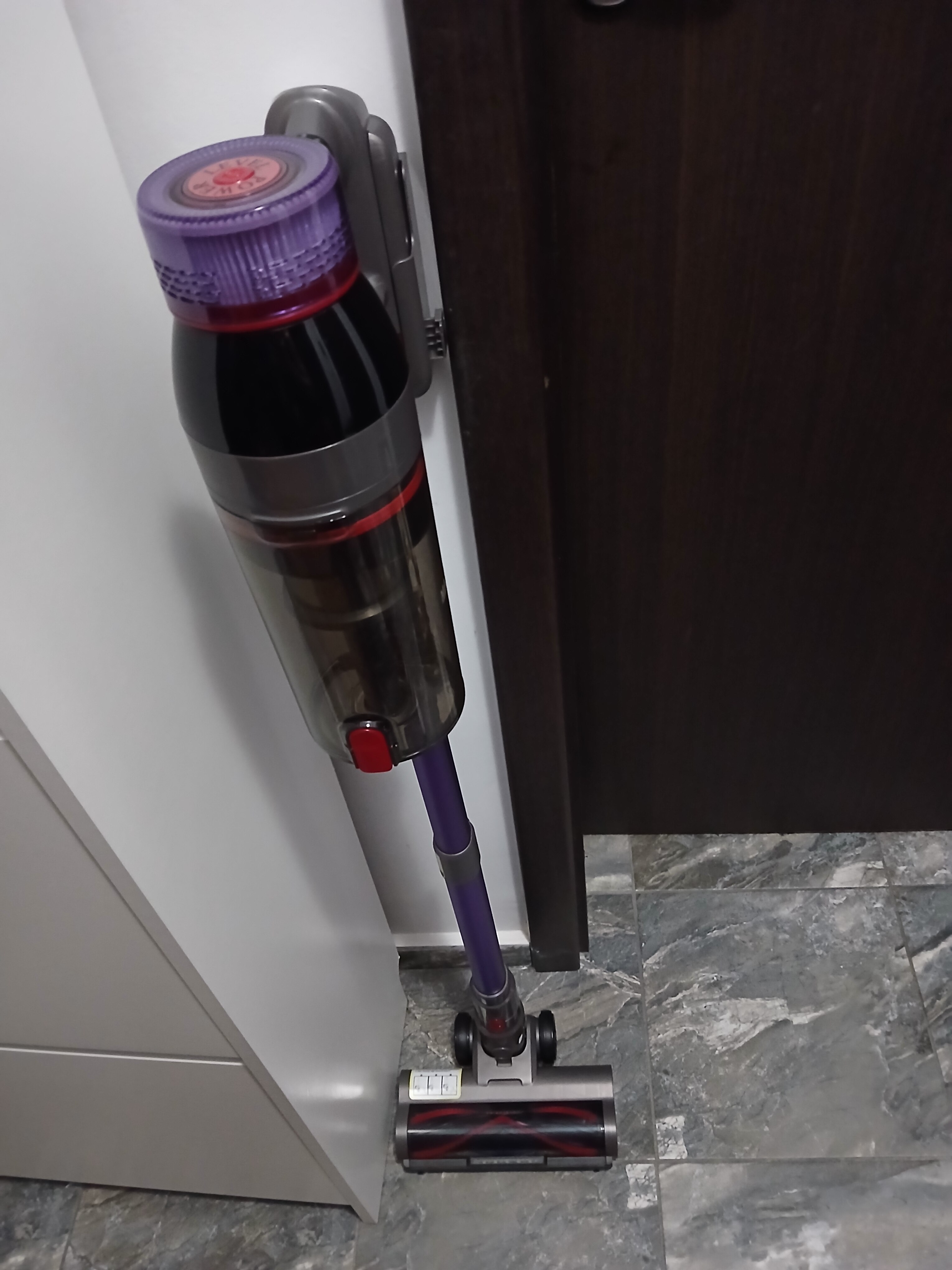 Aspirator vertical fara fir 2 In 1, Folixs®, Brushless, 600W, 50 kPa, 60 Minute Autonomie, filtrare HEPA 99.9%, ecran LED, 3 moduri, perie cu iluminare LED, Recipient praf 1.8L, Aspirator Vertical Sau de Mana, Violet