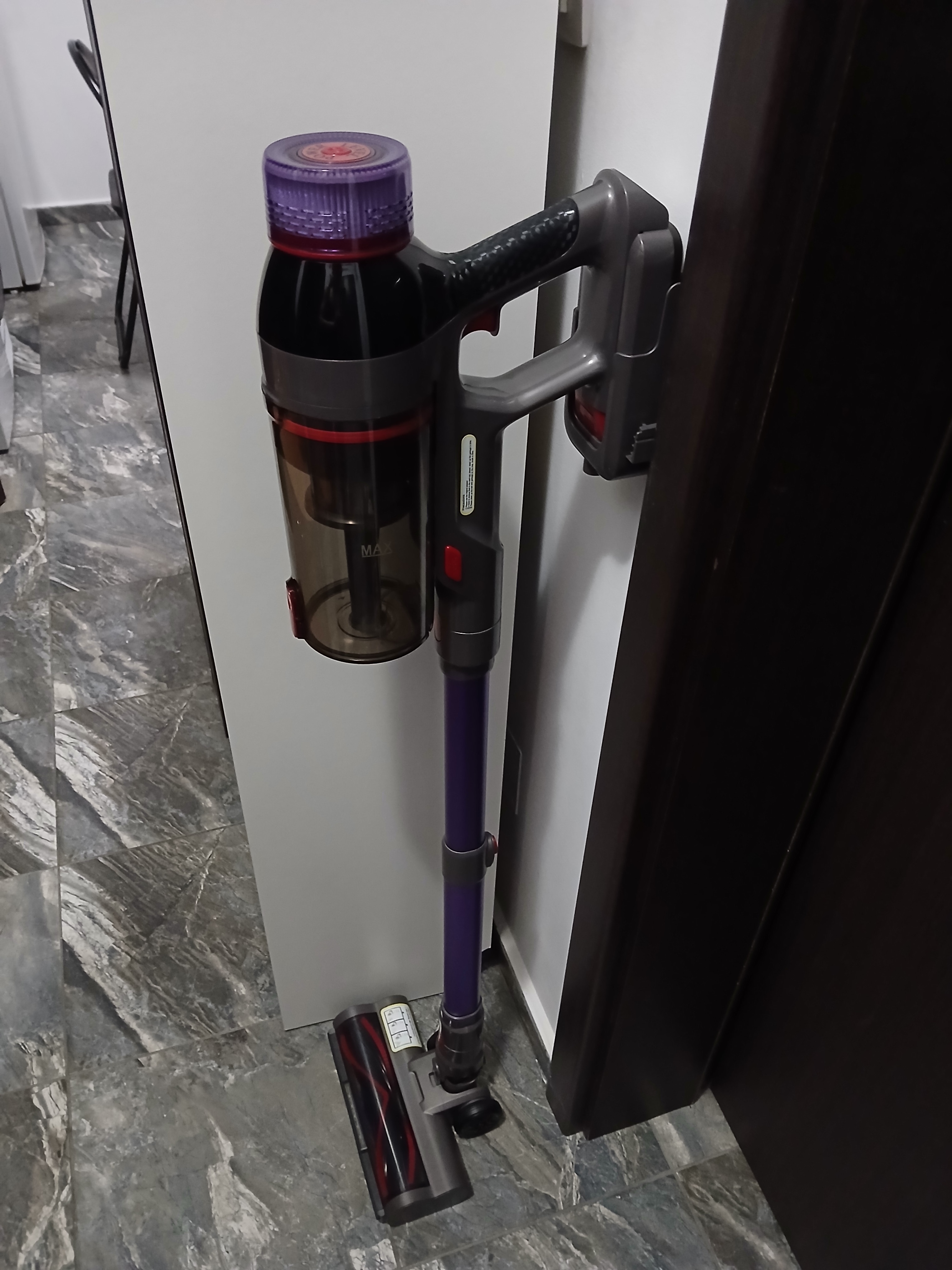 Aspirator vertical fara fir 2 In 1, Folixs®, Brushless, 600W, 50 kPa, 60 Minute Autonomie, filtrare HEPA 99.9%, ecran LED, 3 moduri, perie cu iluminare LED, Recipient praf 1.8L, Aspirator Vertical Sau de Mana, Violet