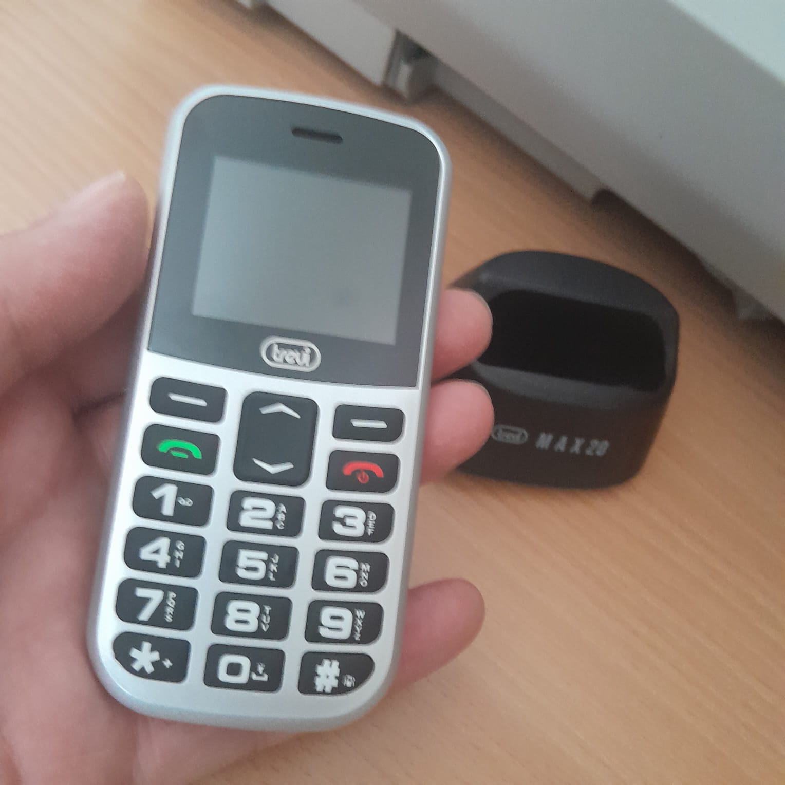 Telefon seniori butoane mari iluminate camera foto, difuzor, lanterna, agenda 150, 5 numere cu functie SOS, bluetooth, iesire casti, ceas, alarma Trevi MAX20006 argintiu