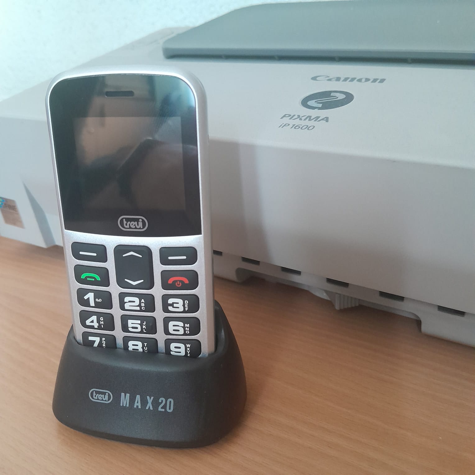 Telefon seniori butoane mari iluminate camera foto, difuzor, lanterna, agenda 150, 5 numere cu functie SOS, bluetooth, iesire casti, ceas, alarma Trevi MAX20006 argintiu