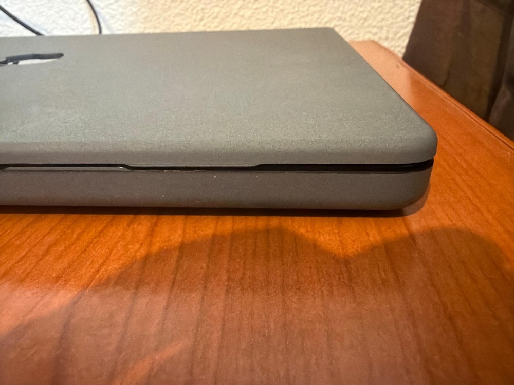 Carcasa Hard Shell pentru MacBook Air 15 (2023/2024/2025) M Series (M4/M3/M2) (A2941/A3114/A3241) husa protectie cu efect de nisip fin design ultra subtire, Burgund