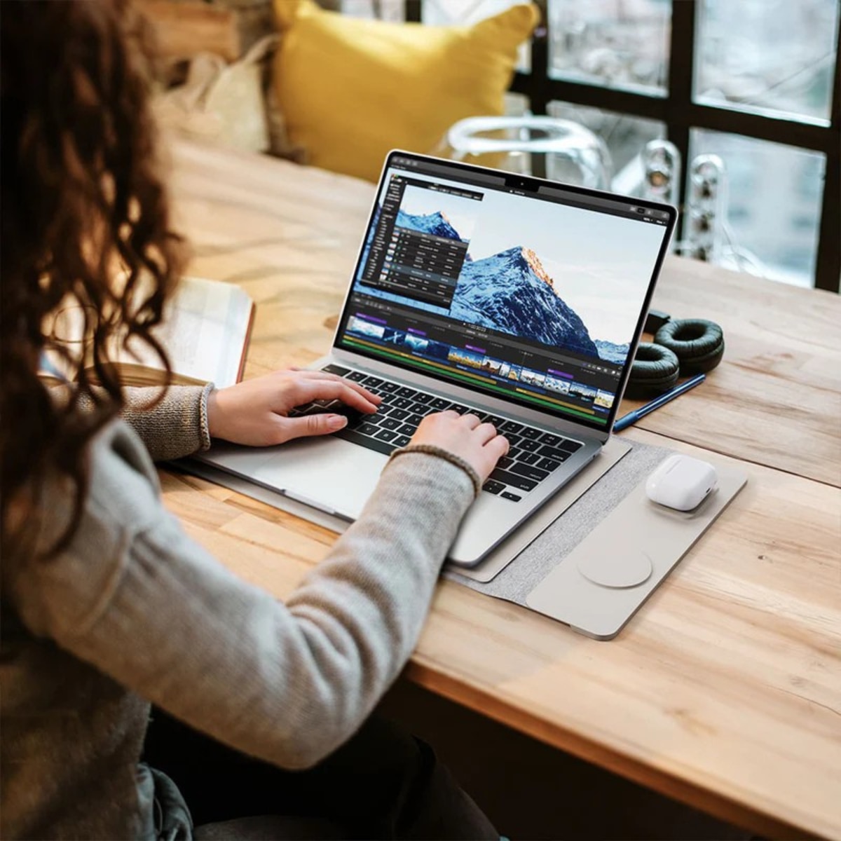 Husa Laptop cu Incarcare dubla Wireless 15W, Protectie 360, Impermeabila, Rezistenta la socuri, 15-16 inch, Suport Pliabil si Design Slim, Piele PU Premium, 4-in-1 cu Suport Mousepad, Compatibila Universal, MacBook Air, MacBook Pro, Tableta, Gri