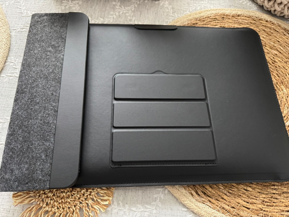 Husa Laptop cu Incarcare dubla Wireless 15W, Protectie 360, Impermeabila, Rezistenta la socuri, 15-16 inch, Suport Pliabil si Design Slim, Piele PU Premium, 4-in-1 cu Suport Mousepad, Compatibila Universal, MacBook Air, MacBook Pro, Tableta, Gri
