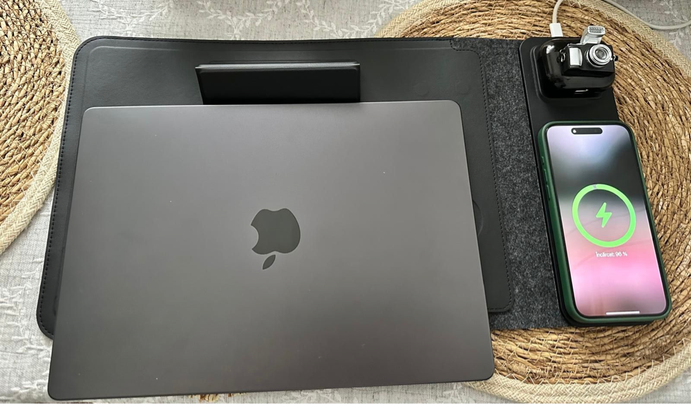 Husa Laptop cu Incarcare dubla Wireless 15W, Protectie 360, Impermeabila, Rezistenta la socuri, 15-16 inch, Suport Pliabil si Design Slim, Piele PU Premium, 4-in-1 cu Suport Mousepad, Compatibila Universal, MacBook Air, MacBook Pro, Tableta, Gri