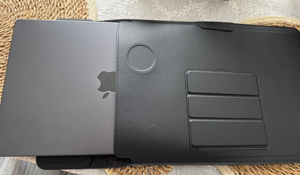 Husa Laptop cu Incarcare dubla Wireless 15W, Protectie 360, Impermeabila, Rezistenta la socuri, 15-16 inch, Suport Pliabil si Design Slim, Piele PU Premium, 4-in-1 cu Suport Mousepad, Compatibila Universal, MacBook Air, MacBook Pro, Tableta, Gri