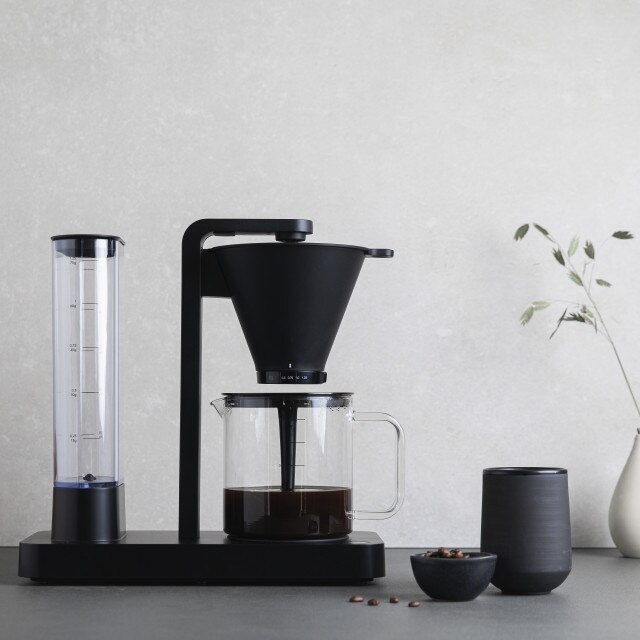 Cafetiera Wilfa Performance WSPL-3B, Temperatura constanta 94°C, 1800W, 1,25 L, 10 cesti, Mentinere cald 40 min, Control debit apa, Negru
