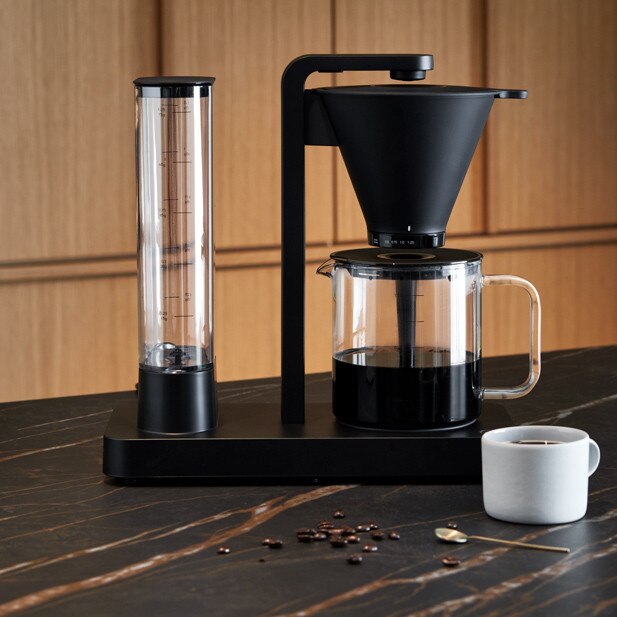Cafetiera Wilfa Performance WSPL-3B, Temperatura constanta 94°C, 1800W, 1,25 L, 10 cesti, Mentinere cald 40 min, Control debit apa, Negru