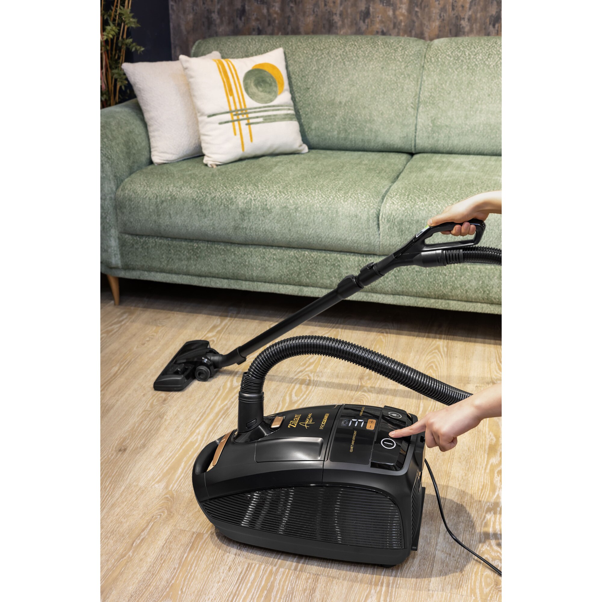 Aspirator cu sac Aurum Zilan ZLN4500, Putere 2400W, Capacitate 5L, Motor din cupru, Furtun pivotant 360°, Telecomanda, Afisaj digital