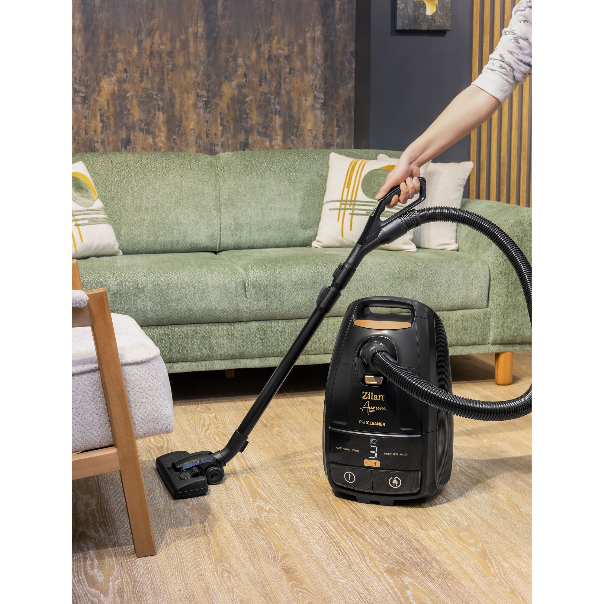 Aspirator cu sac Aurum Zilan ZLN4500, Putere 2400W, Capacitate 5L, Motor din cupru, Furtun pivotant 360°, Telecomanda, Afisaj digital