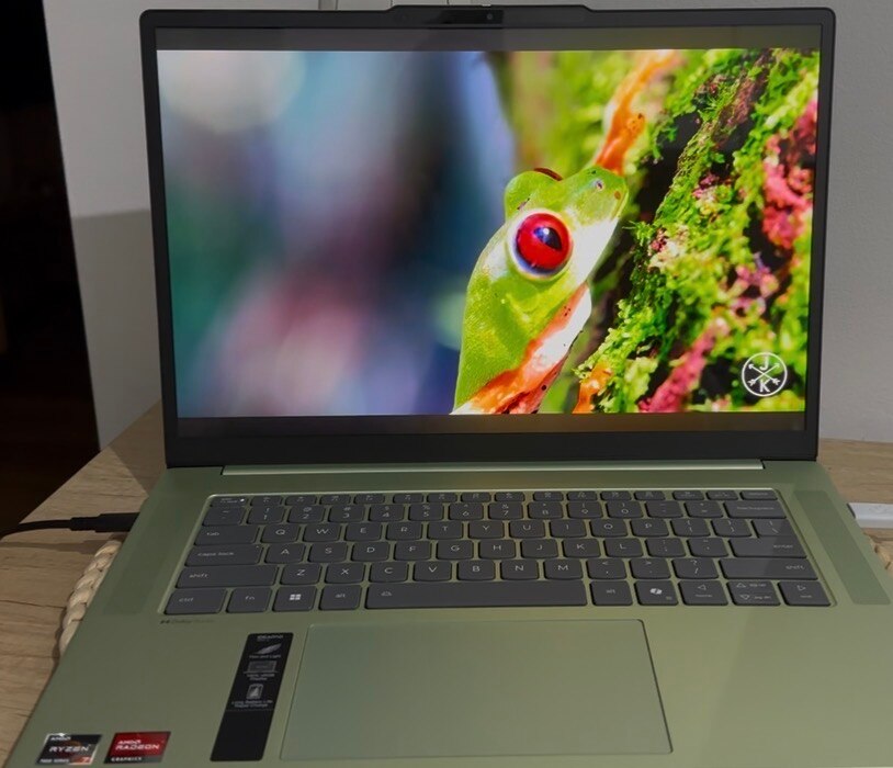 Laptop Lenovo IdeaPad Slim 5 15ARP10 cu procesor AMD Ryzen™ 7 7735HS pana la 4.75GHz, 15.1" WQXGA, OLED, 16GB LPDDR5x, 1TB SSD, AMD Radeon™ 680M Graphics, No OS, Seafoam Green