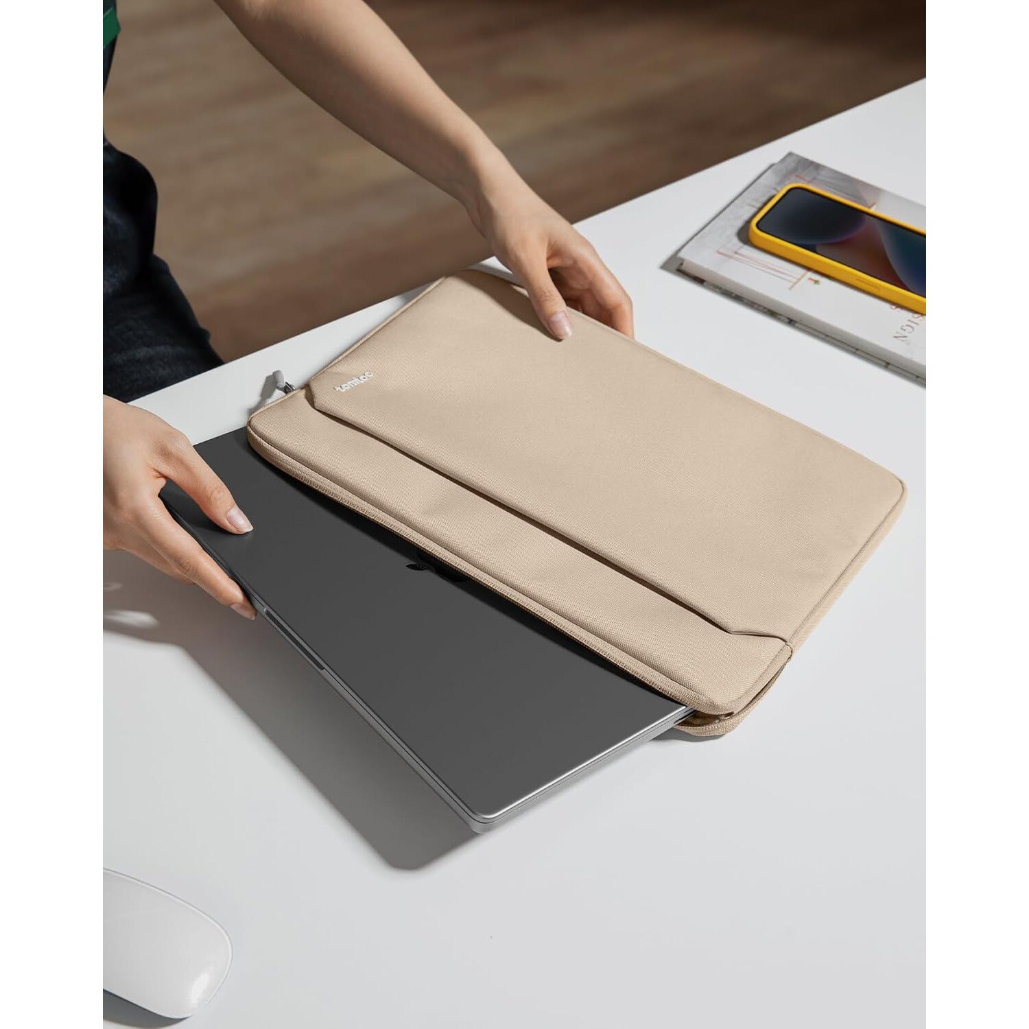 Husa Tomtoc Light-A18 Sleeve Pentru Laptop / Macbook Pro / Air, 13 inch, Nisip