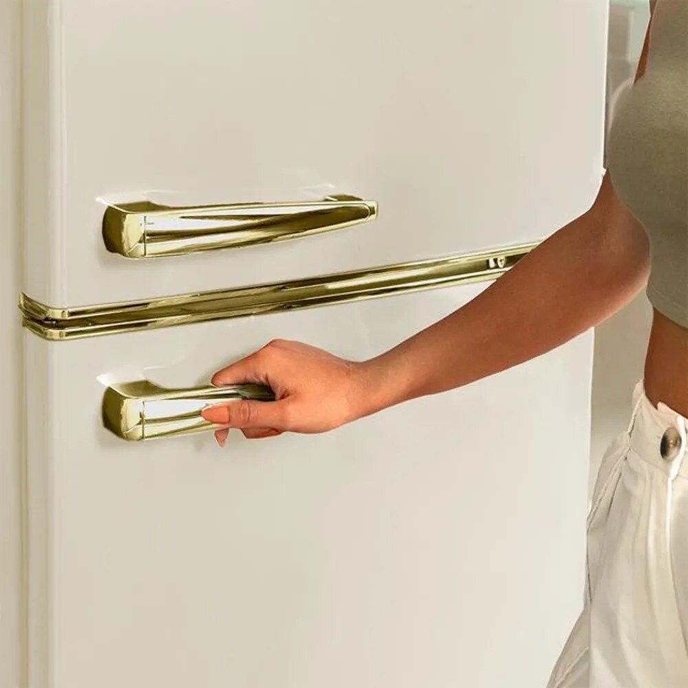 Frigider Retro Cecotec, Bolero CoolMarket 2D Origin, capacitate toatala 215 litri, iluminare interioara, manere ergonomice, rafturi din sticla, alarma acustica usa deschisa, control temperatura prin rotita, picioare reglabile, design vintage, elegant, bej