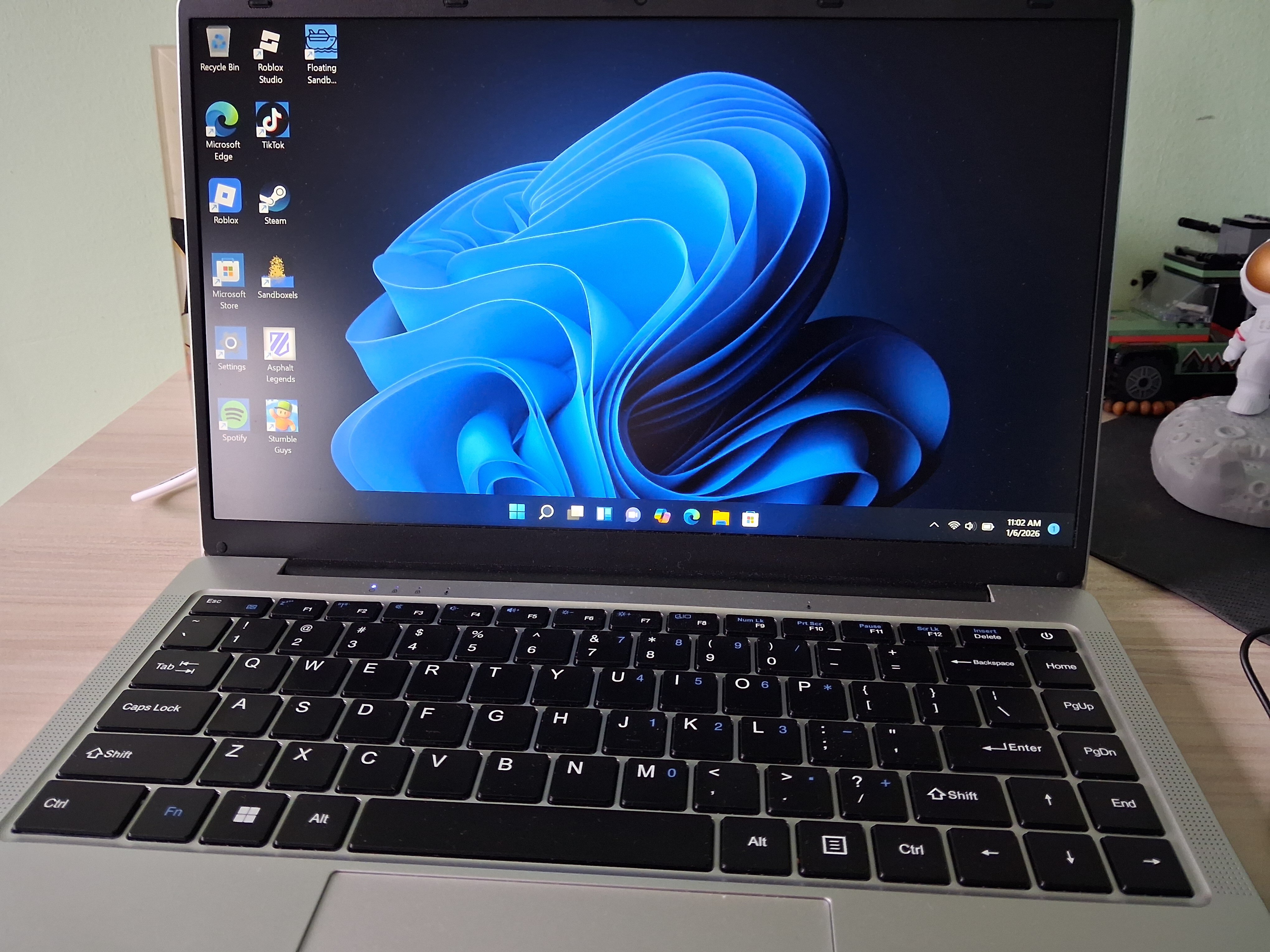 Laptop 14" cu procesor Intel Celeron N4120, 8GB RAM, 256GB SSD, 1920*1080 FHD, Windows 11 Pro, Intel® UHD Graphics 600, 5GHz Wifi, 5000mAh, Argintiu