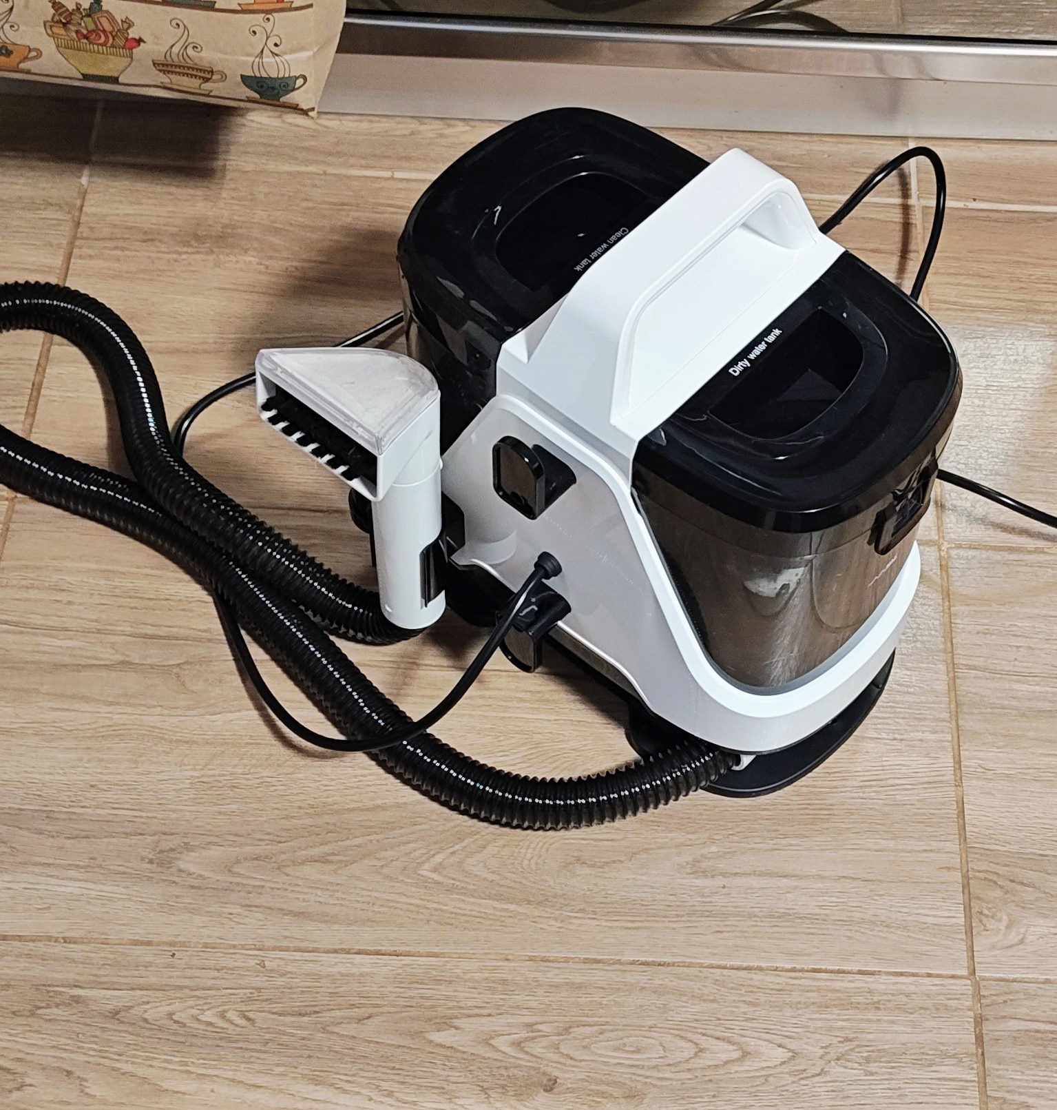 Aspirator cu spalare Lttsoyh®, 600W,1.3l colectare,15KPa aspiratie uragan, uscare rapida, sistem dual-tank, actiune tripla (spray + perie + aspiratie), 3 capete, sigur pentru toate tesaturile, ideal auto & casa, compact