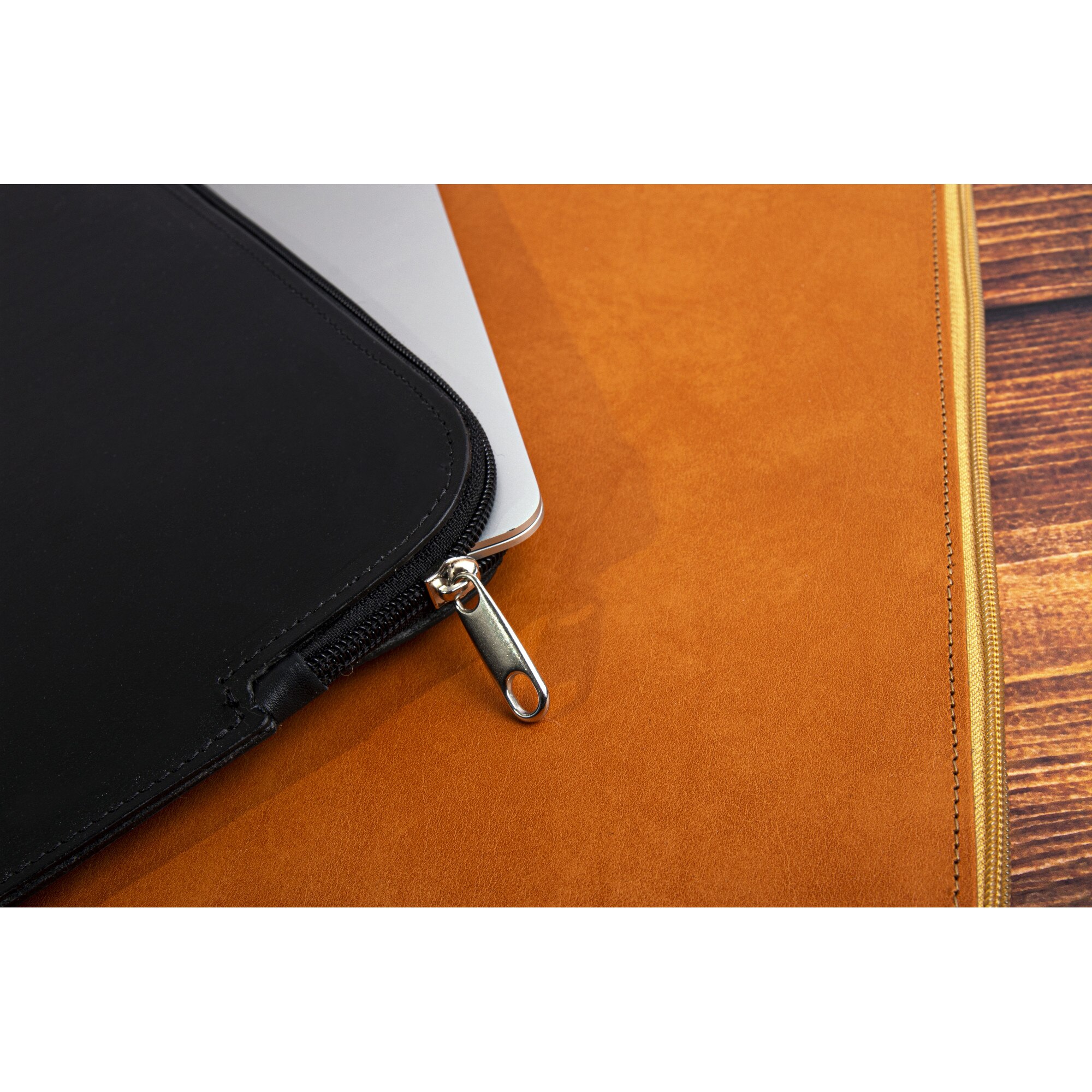 Husa de piele premium cu fermoar pentru MACBOOK AIR 15, culoare neagra
