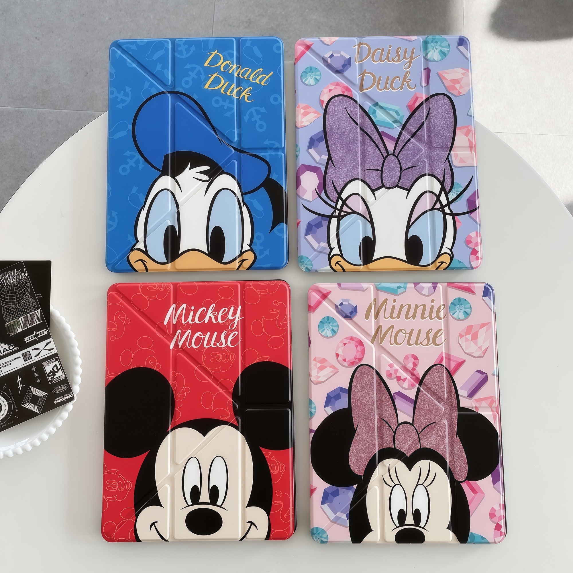 Husa Smart Cover pentru iPad Air 13" (M3 / M2) / Pro 12.9" (Gen 3-6), Stand Pliabil tip Y (Origami), Design Mickey Mouse, Slot pentru Pen, Functie Auto Sleep/Wake, Protectie Anti-soc, Rosu