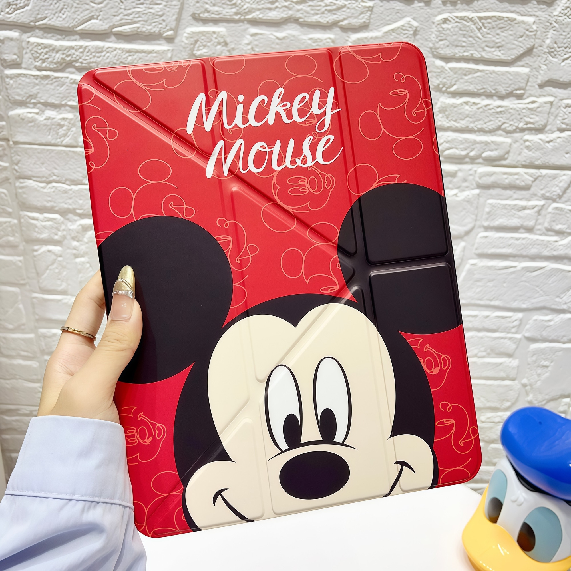 Husa Smart Cover pentru iPad Air 13" (M3 / M2) / Pro 12.9" (Gen 3-6), Stand Pliabil tip Y (Origami), Design Mickey Mouse, Slot pentru Pen, Functie Auto Sleep/Wake, Protectie Anti-soc, Rosu