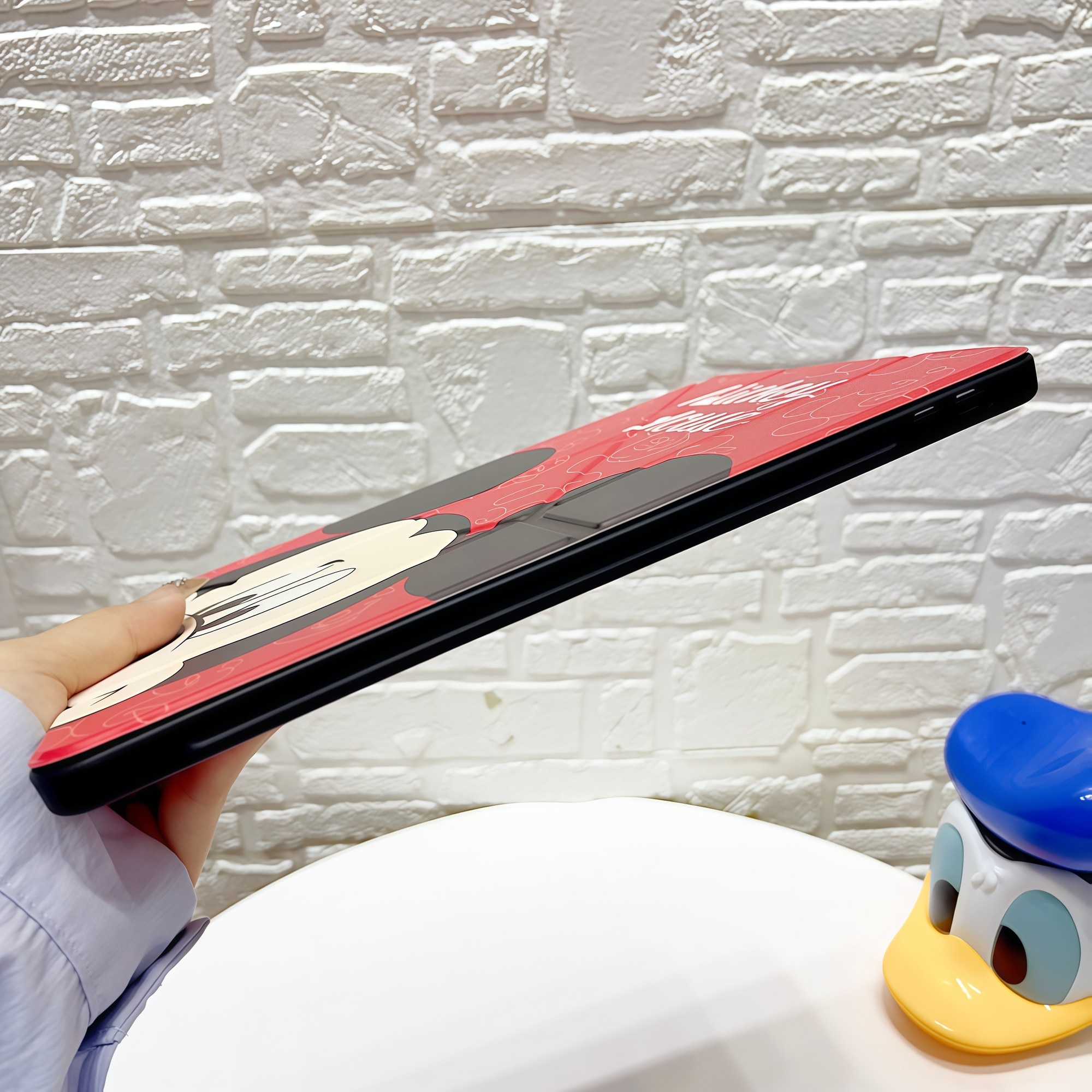Husa Smart Cover pentru iPad Air 13" (M3 / M2) / Pro 12.9" (Gen 3-6), Stand Pliabil tip Y (Origami), Design Mickey Mouse, Slot pentru Pen, Functie Auto Sleep/Wake, Protectie Anti-soc, Rosu