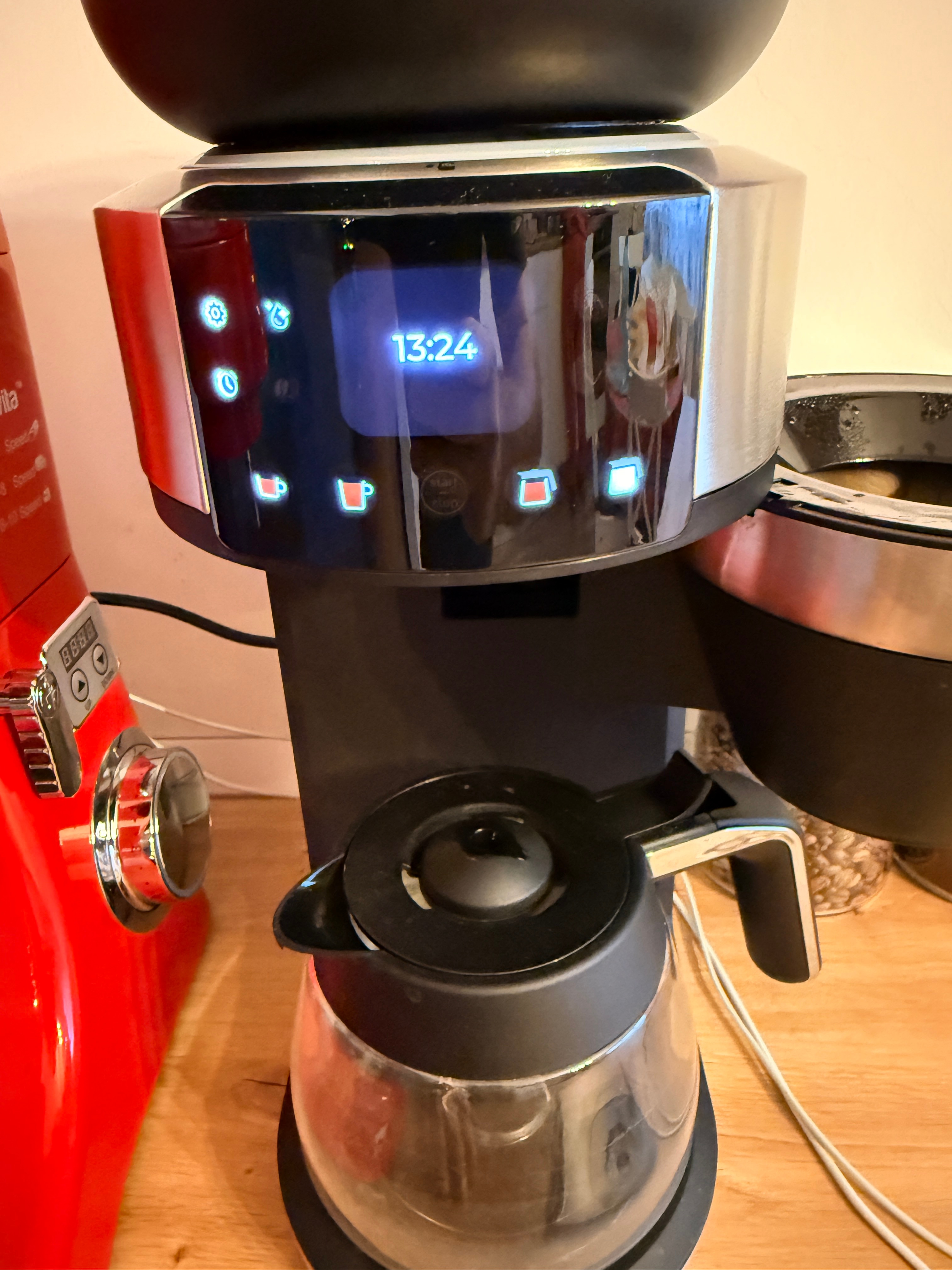 Cafetiera drip coffee cu rasnita Severin, Filka, compatibila cu cafea boabe/macinata, capacitate rasnita 235 g, rasnire reglabila, setare aroma 5 trepte, carafa sticla, timer, panou de control senzor touch, accesoriu utilizare cana/ceasca/termos, inox