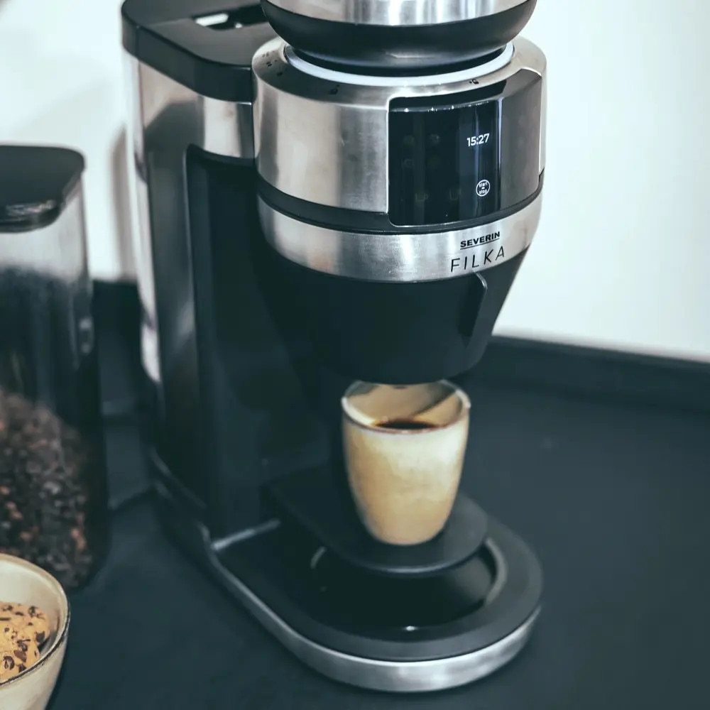Cafetiera drip coffee cu rasnita Severin, Filka, compatibila cu cafea boabe/macinata, capacitate rasnita 235 g, rasnire reglabila, setare aroma 5 trepte, carafa sticla, timer, panou de control senzor touch, accesoriu utilizare cana/ceasca/termos, inox