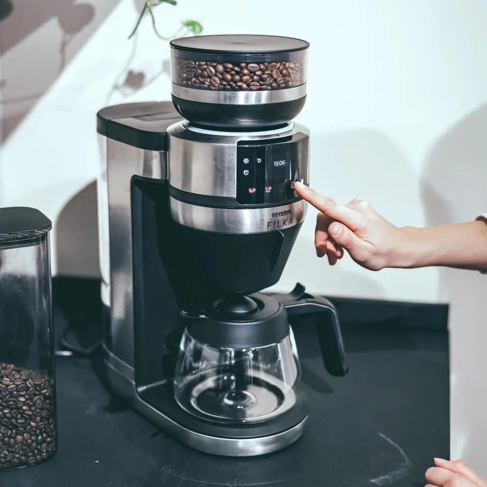 Cafetiera drip coffee cu rasnita Severin, Filka, compatibila cu cafea boabe/macinata, capacitate rasnita 235 g, rasnire reglabila, setare aroma 5 trepte, carafa sticla, timer, panou de control senzor touch, accesoriu utilizare cana/ceasca/termos, inox
