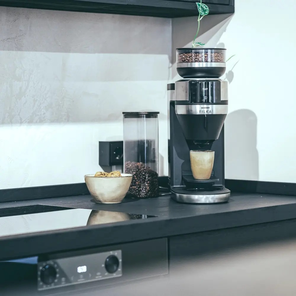 Cafetiera drip coffee cu rasnita Severin, Filka, compatibila cu cafea boabe/macinata, capacitate rasnita 235 g, rasnire reglabila, setare aroma 5 trepte, carafa sticla, timer, panou de control senzor touch, accesoriu utilizare cana/ceasca/termos, inox