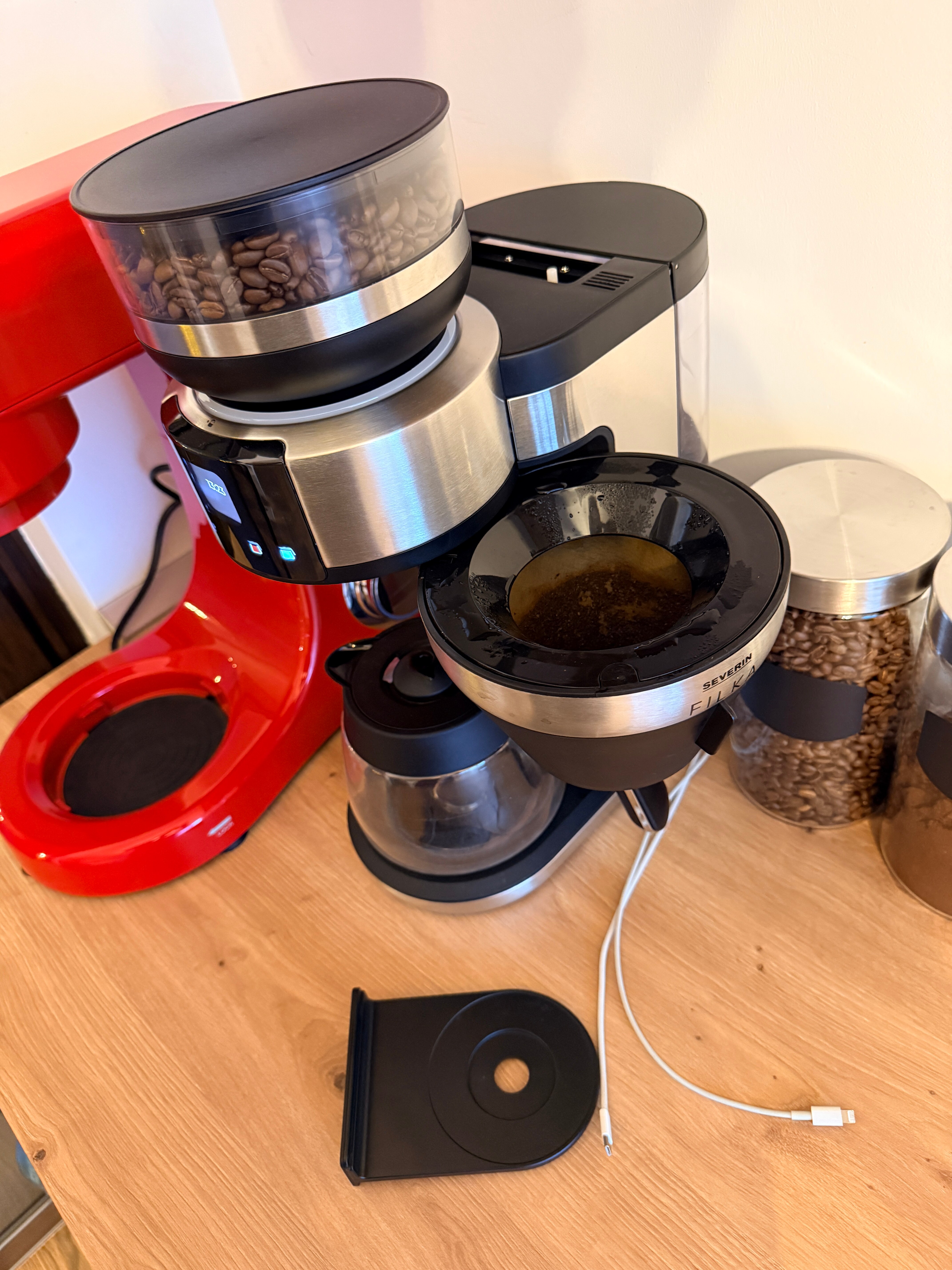 Cafetiera drip coffee cu rasnita Severin, Filka, compatibila cu cafea boabe/macinata, capacitate rasnita 235 g, rasnire reglabila, setare aroma 5 trepte, carafa sticla, timer, panou de control senzor touch, accesoriu utilizare cana/ceasca/termos, inox