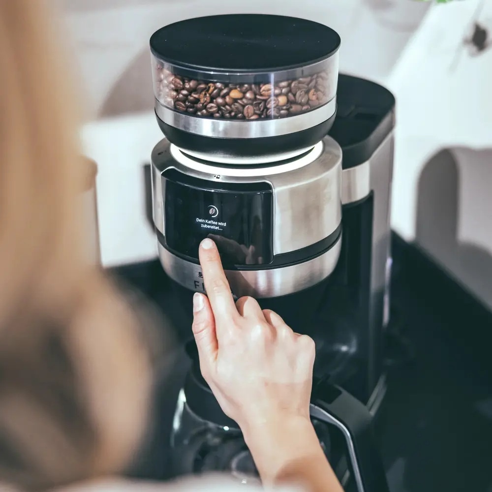 Cafetiera drip coffee cu rasnita Severin, Filka, compatibila cu cafea boabe/macinata, capacitate rasnita 235 g, rasnire reglabila, setare aroma 5 trepte, carafa sticla, timer, panou de control senzor touch, accesoriu utilizare cana/ceasca/termos, inox