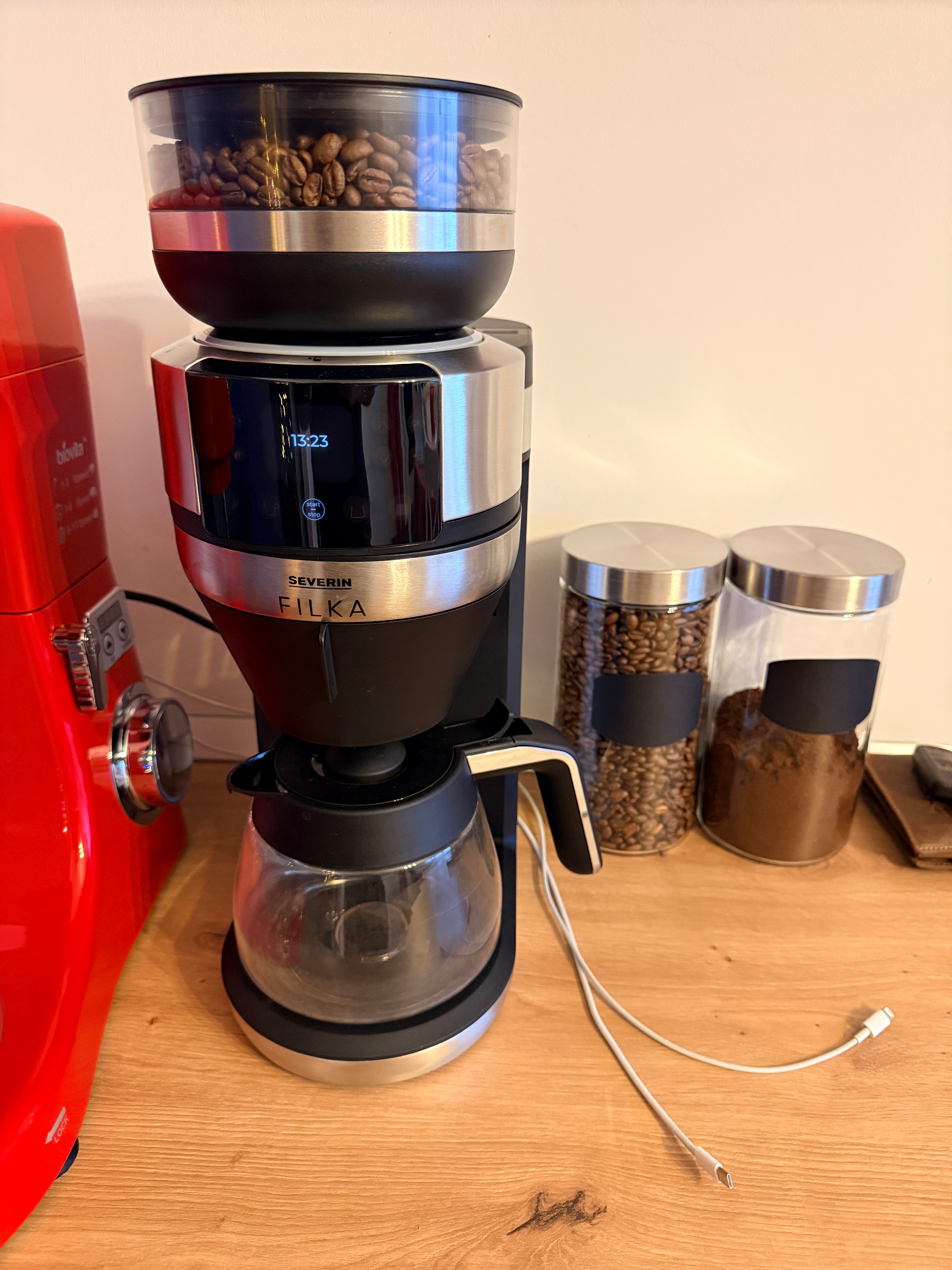 Cafetiera drip coffee cu rasnita Severin, Filka, compatibila cu cafea boabe/macinata, capacitate rasnita 235 g, rasnire reglabila, setare aroma 5 trepte, carafa sticla, timer, panou de control senzor touch, accesoriu utilizare cana/ceasca/termos, inox