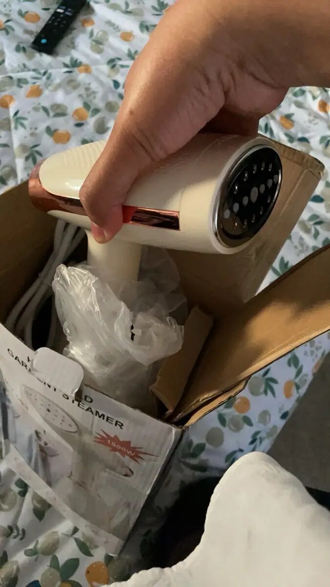 Aparat de Calcat Vertical Portabil AVEKKER® cu Abur, Putere 1500W, Debit Abur Constant 28 g/min, Incalzire Rapida 15 Secunde, Rezervor Detasabil 280ml, Functie Oprire Automata, Talpa Ceramica Antiaderenta, Design Ergonomic, Accesorii Incluse, Bej